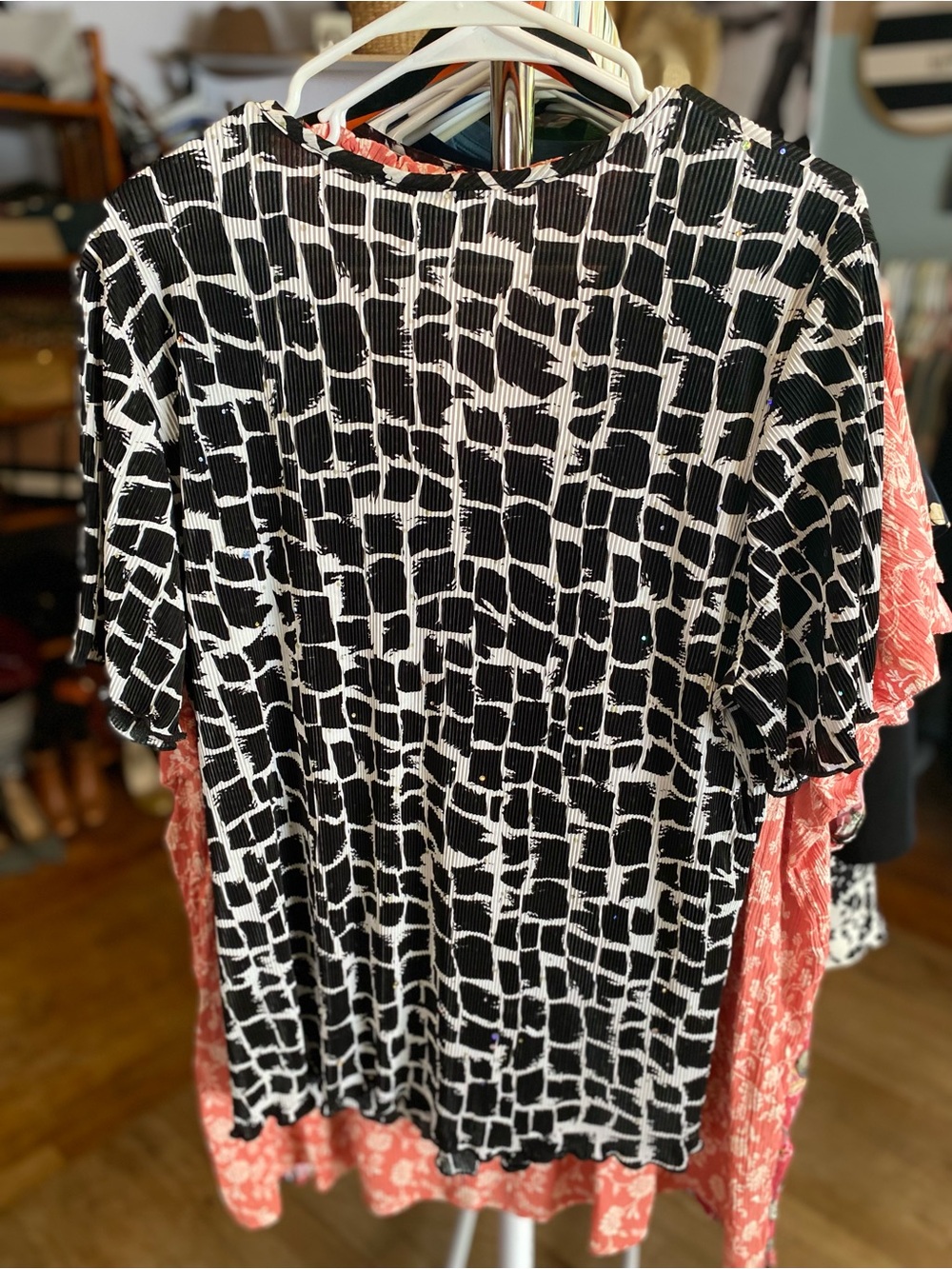 dressbarn Black & White Abstract Blouse - Picture 7 of 7